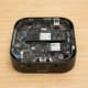 De ASUS NUC 14 Pro AI laat zich eenvoudig openen, je verwijdert de onderkant met een simpel mechanisme. Alleen de SSD en WiFi-module zijn vervangbaar.
