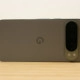 Google Pixel 9 Pro achterkant na een jaar gebruik (voornamelijk met hoesje)