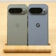Google Pixel 10 Pro (rechts) naast de Pixel 9 Pro