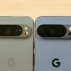 Google Pixel 10 Pro (rechts) naast de Pixel 9 Pro