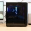 FlowUp x Powered by MSI De Ik hoor je Gaming PC - Don Kaaklijn - zijaanzicht door venster