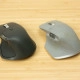 Logitech MX Master 4 naast de MX Master 3 (met duidelijke gebruikssporen)