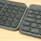 Logitech Signature Slim Solar+ K980 naast de MX Keys S (links)
