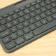 Logitech Signature Slim Solar+ K980 - kleine linkershift met overbodige toets ernaast