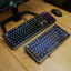 Corsair K65 Plus Wireless 75% naast een ASUS ROG Strix Scope RX