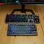 Corsair K65 Plus Wireless 75% naast een ASUS ROG Strix Scope RX