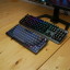 Corsair K65 Plus Wireless 75% naast een ASUS ROG Strix Scope RX