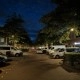 Pixel 10 Pro avond - de gele tint van de straatlamp rechts klopt beter, terwijl wit licht ongewijzigd blijft