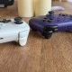 8bitdo Ultimate 2 (rechts) naast de Ultimate