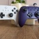 8bitdo Ultimate 2 (rechts) naast de Ultimate