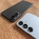 Samsung Galaxy S25 Edge (links) naast de Galaxy S25+