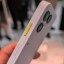 The Fairphone en zijn felgroene knop voor Moments