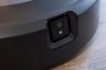 De Roomba j7 gebruikt onder meer een camera (met lamp) om zijn weg te vinden.