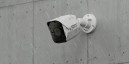 De Synology BC500 bewakingscamera is bestand tegen een regenbui