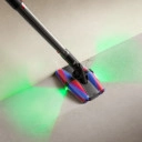 De Dyson PencilVac heeft opzijstekende borstels waarmee je dus ook heel goed langs muren kan reinigen.