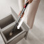 Legen van het reservoir van de Dyson PencilVac 
