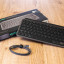 De Logitech MX Keys Mini met oplaadkabel en doos