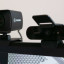 Elgato Facecam naast Logitech Brio - de Brio is iets breder, maar de Facecam is hoger en dieper