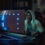 Esporter Sylvia Gathoni probeert een Philips Evnia monitor uit