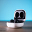 Samsung Galaxy Buds 2 in de case