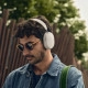 Sonos Ace adaptive ANC past zioh aan haar, brillen en hoeden aan