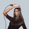 Dyson Supersonic r met model met lang recht haar en ProConcentrator opzetstuk