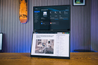 De Zenbook DUO (2025) geeft je dankzij zijn dubbele OLED-beeldschermen een ongekende hoeveelheid werkruimte onderweg, terwijl de Core Ultra 200 processor zorgt voor goede prestaties én een lange werktijd op een acculading.
(Alle foto&#39;s bij dit artikel zijn gemaakt door Tom Kauwenberg.)