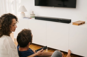 De Teufel Cinebar 22 is een relatief slanke soundbar met een groot aantal ingebouwde drivers om de afzonderlijke kanalen aan te sturen.