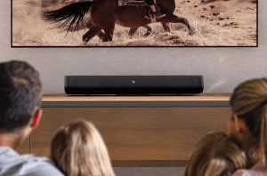 De Creative Stage Pro soundbar is geschikt voor gebruik bij een televisie of op het bureau bij een monitor.