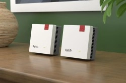 De FRITZ!Mesh Set 1700 is compact en prikt direct in een wandcontactdoos. Hij is er in sets van 2 en 3 nodes.