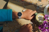 De Pixel Watch 4 oogt op het eerste gezicht identiek aan het vorige model, maar schijn bedriegt. Niet alleen is het beeldscherm groter, doordat het verder doorloopt; ook de processor moet krachtiger en zuiniger zijn.
