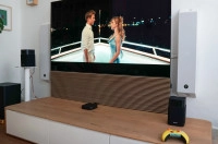 De Hisense HT Saturn is een interessant alternatief voor een soundbar, met vier draadloze speakers en een subwoofer, aangestuurd door een klein centraal kastje.