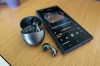 De Huawei FreeBuds 6 hebben een bijzonder design en bieden fraaie, gebalanceerde muziekweergave. Ruisonderdrukking en accuduur zijn minder sterke punten.