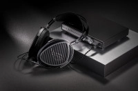 De ROG Kithara is een gaming headset met HiFi-aspiraties. Zijn planar magnetic drivers, analoge aansluitingen en open ontwerp zijn alle zeldzaam in de wereld van luxere gaming headsets.