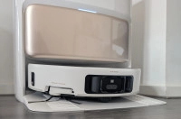 De MOVA V50 Ultra Complete doet zijn naam eer aan met een zeer complete leveringsomvang én met een indrukwekkend arsenaal aan reinigingsopties, waaronder warm water en twee verschillende schoonmaakmiddelen.