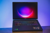 De MSI Vector 17 HX AI is een laptop die wat uiterlijk vertoon inruilt voor hogere prestaties op een vergelijkbare prijs met een luxere, minder krachtige gaming laptop. Dat is een prima compromis.
(Alle afbeeldingen bij dit artikel zijn gemaakt door Tom Kauwenberg.)
