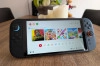 De Switch 2 is groter en zwaarder dan de voorgaande modellen. Met zijn bijna volledig grijszwarte uiterlijk oogt hij een stuk minder speels dan het origineel.