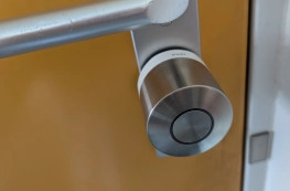 De Nuki Smart Lock Ultra is een compacter alternatief voor de Nuki Smart Lock Pro en wordt geleverd compleet met veiligheidscilinder. 