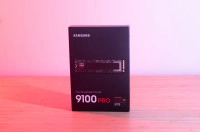 De Samsung 9100 Pro is er nu ook in een uitvoering van 8TB, met en - zoals bij ons testexemplaar - zonder heatsink. Kiezen tussen snelheid en opslagruimte hoeft niet meer, als je tenminste 1000 euro te investeren hebt.