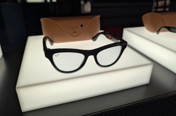 Je ziet het er niet aan af, maar deze Ray-Ban bril bevat twee camera&#39;s en genoeg acculading voor 8 uur gebruik.
