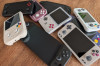 Retro handhelds zijn er in vele soorten en maten. Welke de beste voor jou is, hangt af van wat je zoekt: een simpel apparaat om snel op te gamen, of een luxe powerhouse met tal van instelmogelijkheden. Of iets er tussenin.