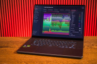 De ROG Zephyrus G16 (2025) is een strak vormgegeven, relatief lichte, slanke maar zeer krachtige gaming laptop met een uitstekend beeldscherm en dito prestaties.
(Alle foto&#39;s bij dit artikel zijn gemaakt door Tom Kauwenberg.)
