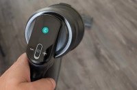 De Samsung Bespoke AI Jet Ultra komt met een aanzienlijk krachtiger motor, dezelfde lange accuduur, vele accessoires en dit jaar weer wat extra &#39;slimme&#39; functies. Zo kan je zien dat je gebeld wordt op het schermpje op de stofzuiger.
