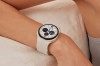 De Samsung Galaxy Watch 8 heeft een opvallend ontwerp met een ronde wijzerplaat in een afgerond rechthoekige kast.