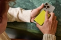 De Secrid Cardprotector voor MagSafe klikt achterop een geschikte smartphone met volledige Qi2-ondersteuning. Dat zijn alle iPhones sinds de 12 (behalve de 16e) en de Google Pixel 10 modellen.