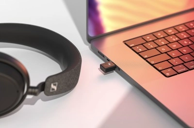 De Sennheiser BTD 700 is een kleine Bluetooth adapter, waarmee je je smartphone, tablet of laptop kan voorzien van ondersteuning voor moderne Bluetooth codecs.