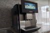 De Siemens EQ900 Plus is een zeer uitgebreide, volautomatische koffieautomaat waarmee je je koffie precies zo kan maken als je zelf wilt.