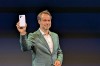Raymond van Eck, de CEO van Fairphone, toont de Fairphone 6 oftewel &#39;The Fairphone&#39; op een evenement in Amsterdam.