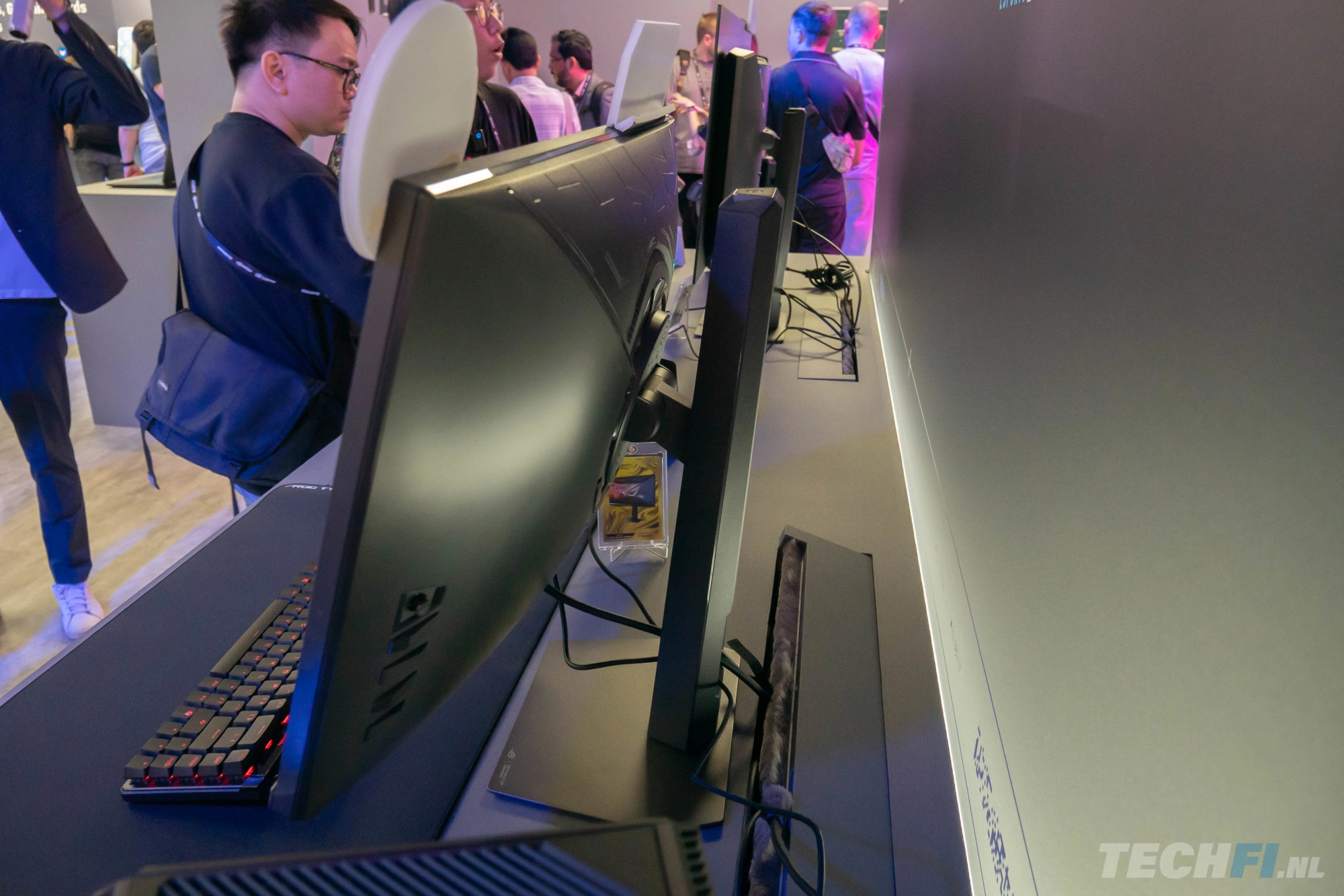 ROG Strix Ace XG248QSG (zijkant)