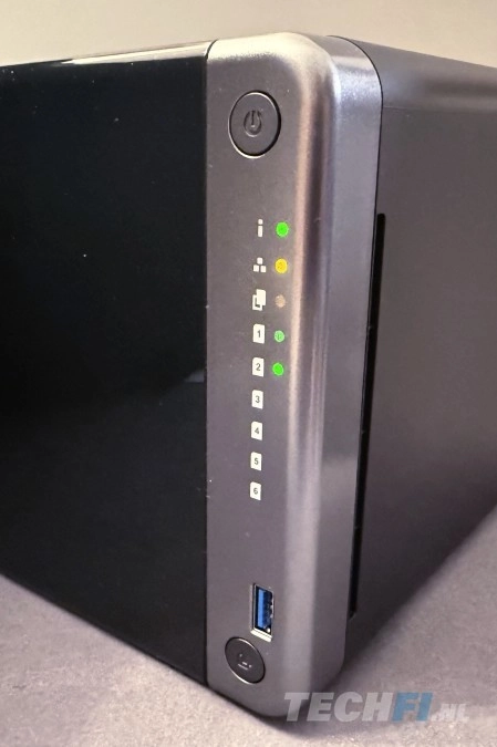 QNAP TS-AI642 zijpaneel met LEDs en USB